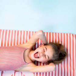 Swim Essentials - Strandhåndklæde 135 cm - Daisy Flowers