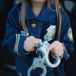 Great Pretenders - Udkl&#230;dning - Politi 3-4 &#229;r