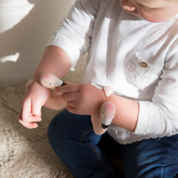 Oli &amp; Carol - Armb&#229;nd i naturgummi - Flamingoen Sky