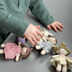 ThreadBear - Dukke - Little Peeps - Poppy Strawberry 13,5 cm